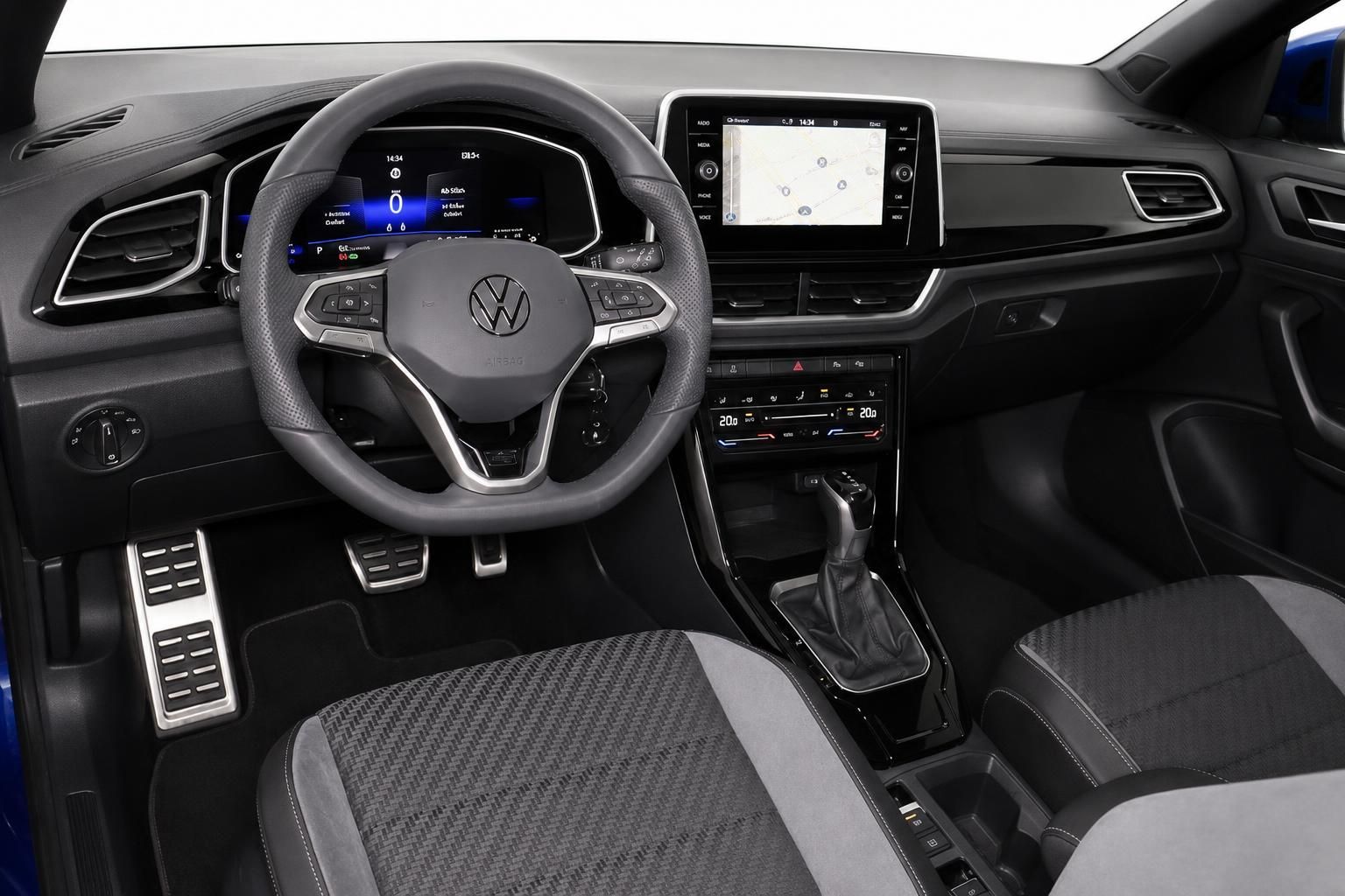 VW T-Roc Cabriolet Cockpit mit Lenkrad und Navigationssystem