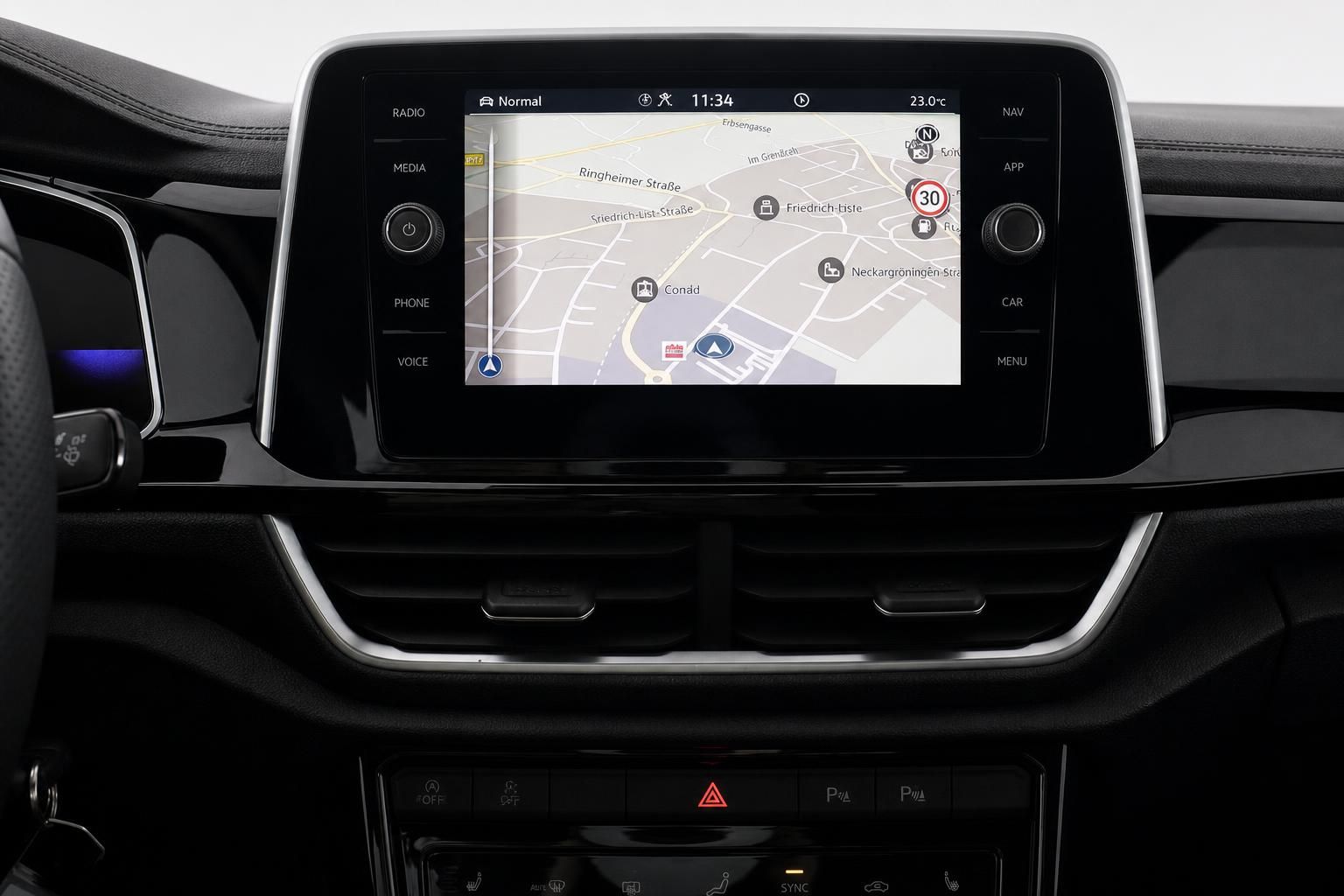 Infotainment-Bildschirm mit Navigationskarte im VW Innenraum