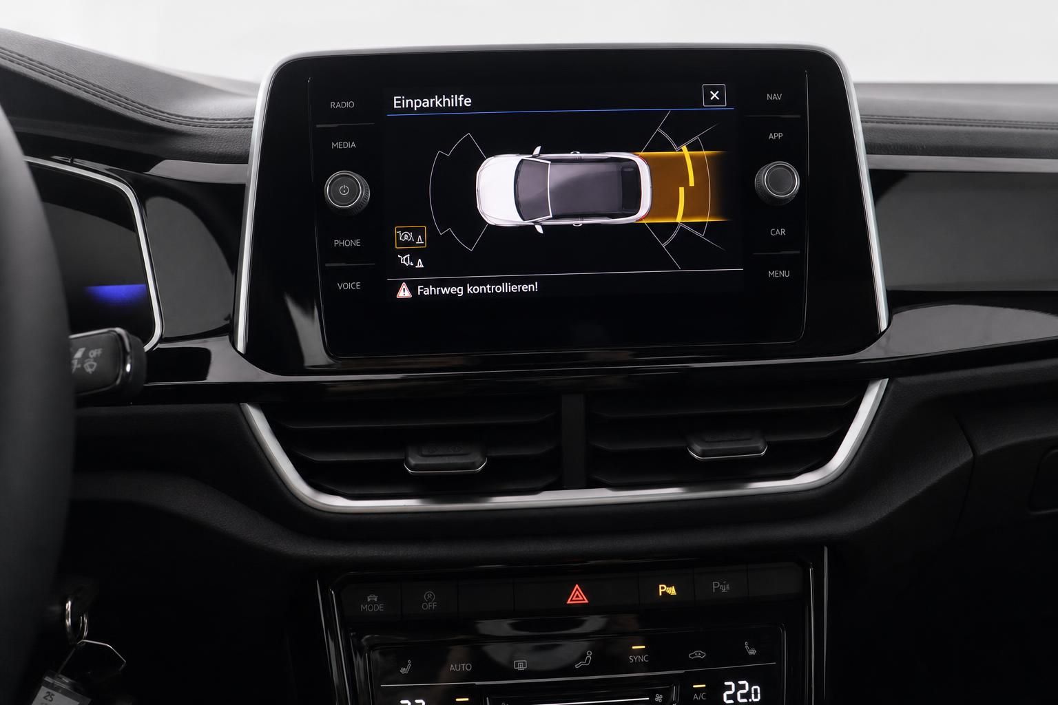 Touchscreen mit Einparkhilfe-Anzeige im VW Innenraum