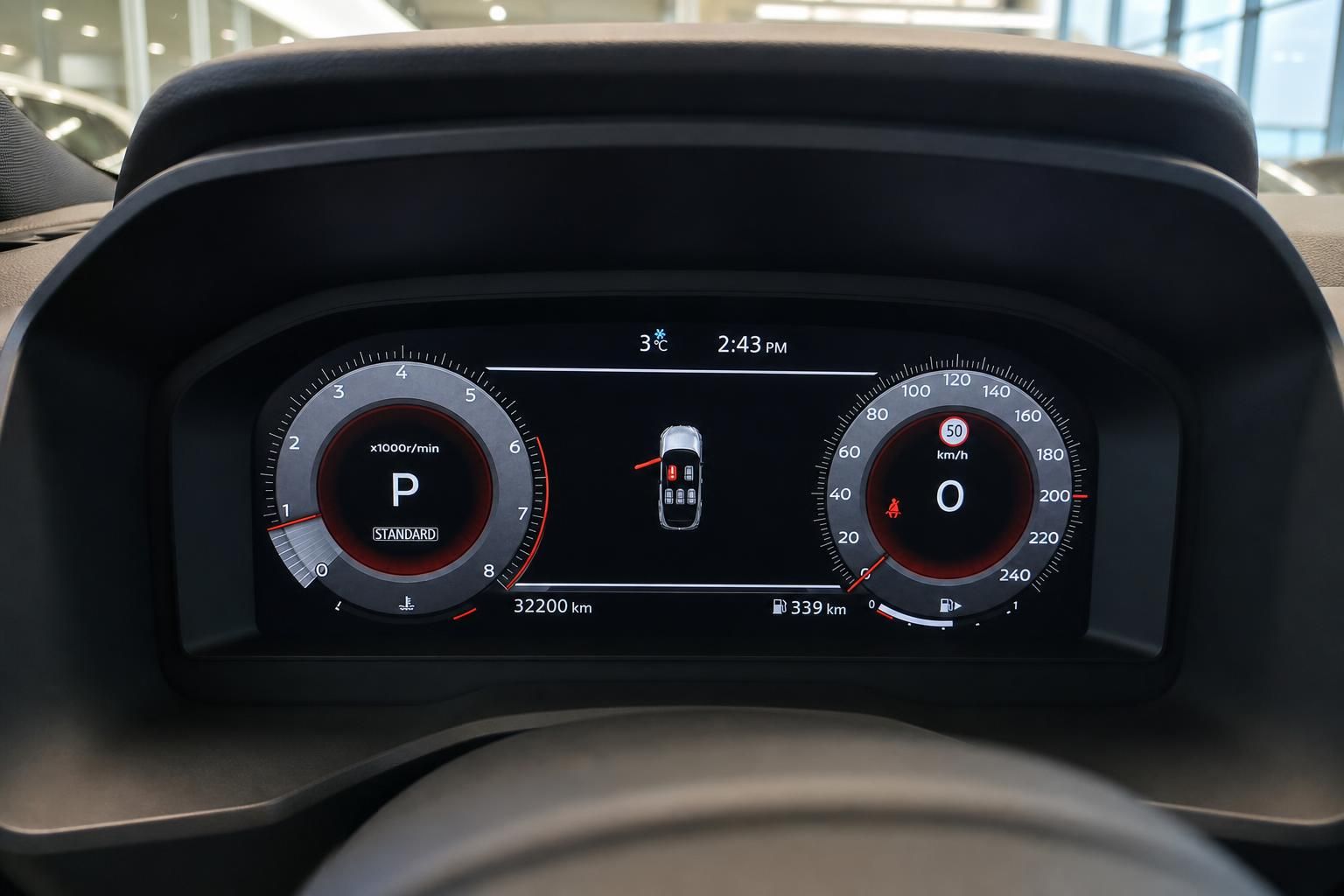 Digitales Kombiinstrument mit Tacho und Drehzahlmesser im Fahrzeug-Cockpit