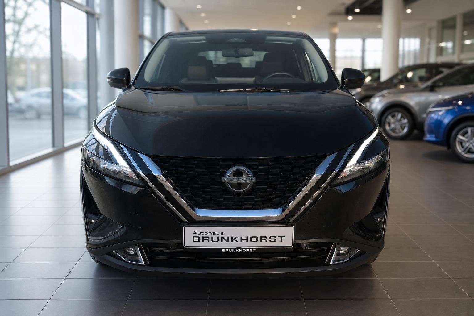Nissan Fahrzeug schwarz Frontansicht im Autohaus Brunkhorst Showroom