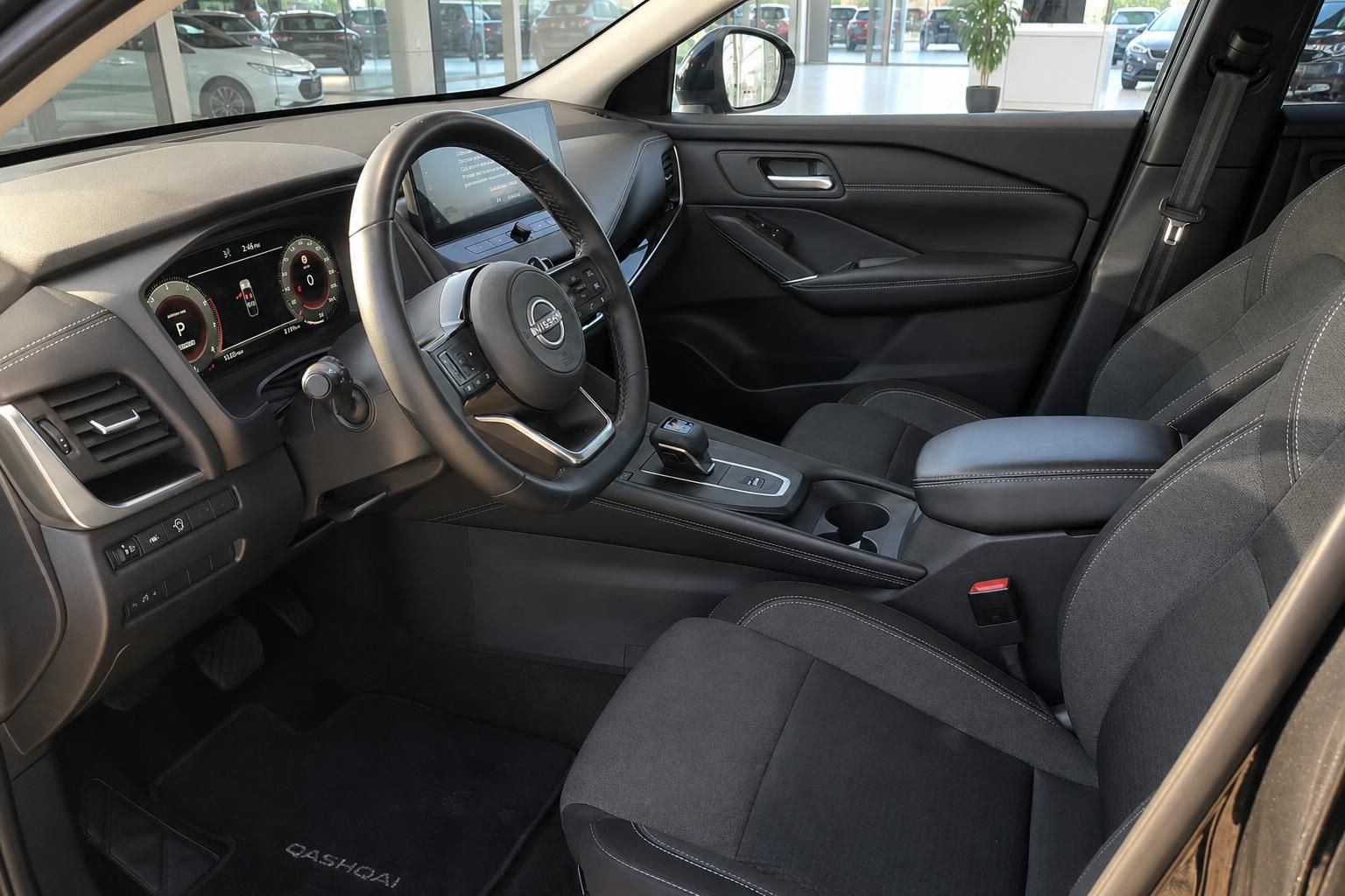 Nissan Qashqai Innenraum schwarz mit Lenkrad und Armaturenbrett