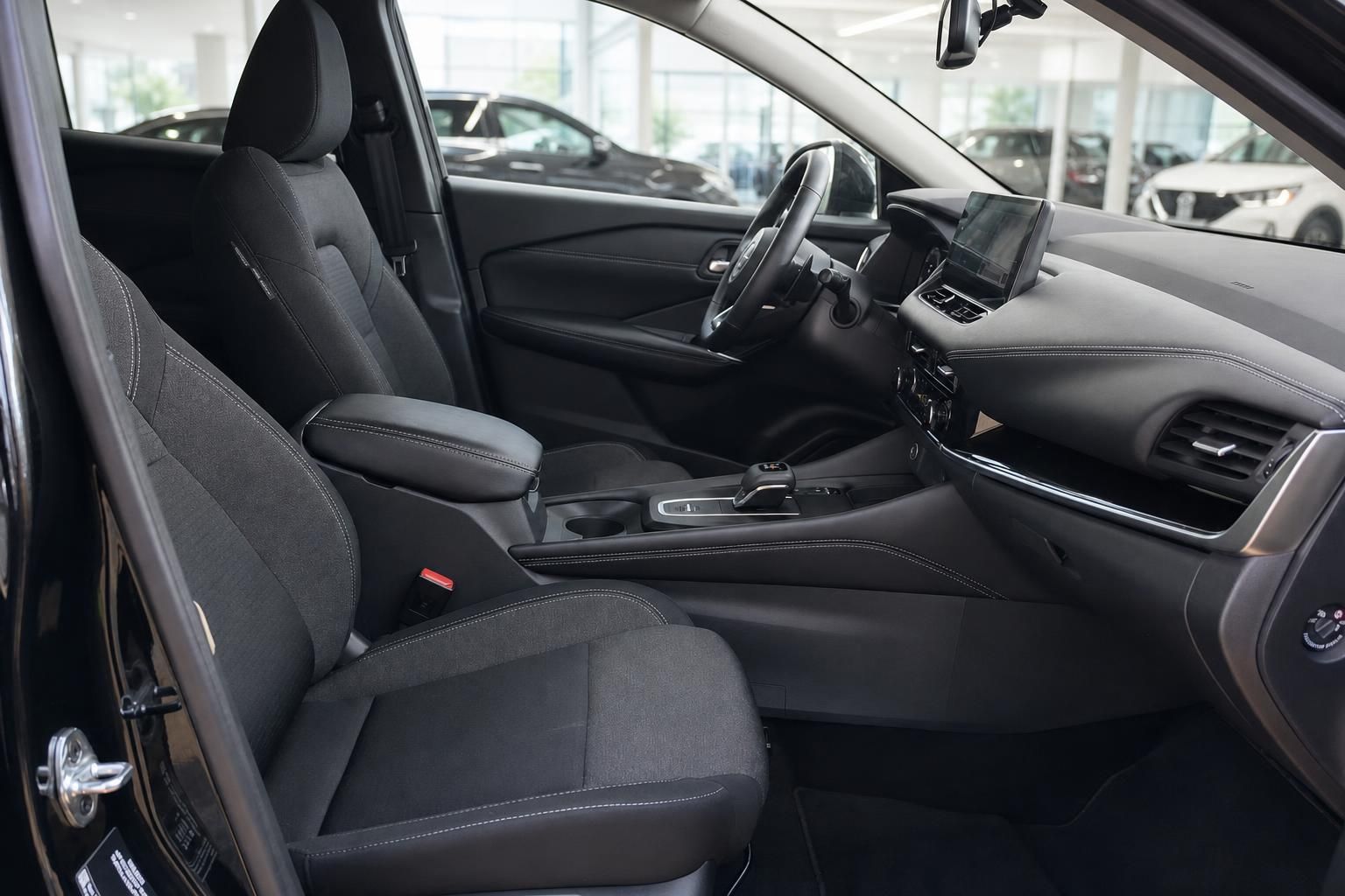 Fahrzeuginnenraum mit schwarzen Sitzen und modernem Cockpit - Innenansicht Auto