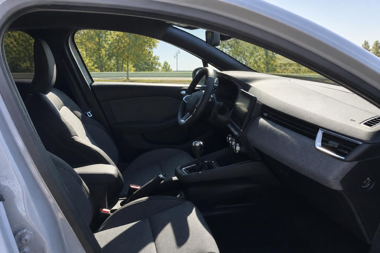 Fahrzeuginnenraum mit schwarzen Ledersitzen und modernem Cockpit - Detailansicht Innenausstattung