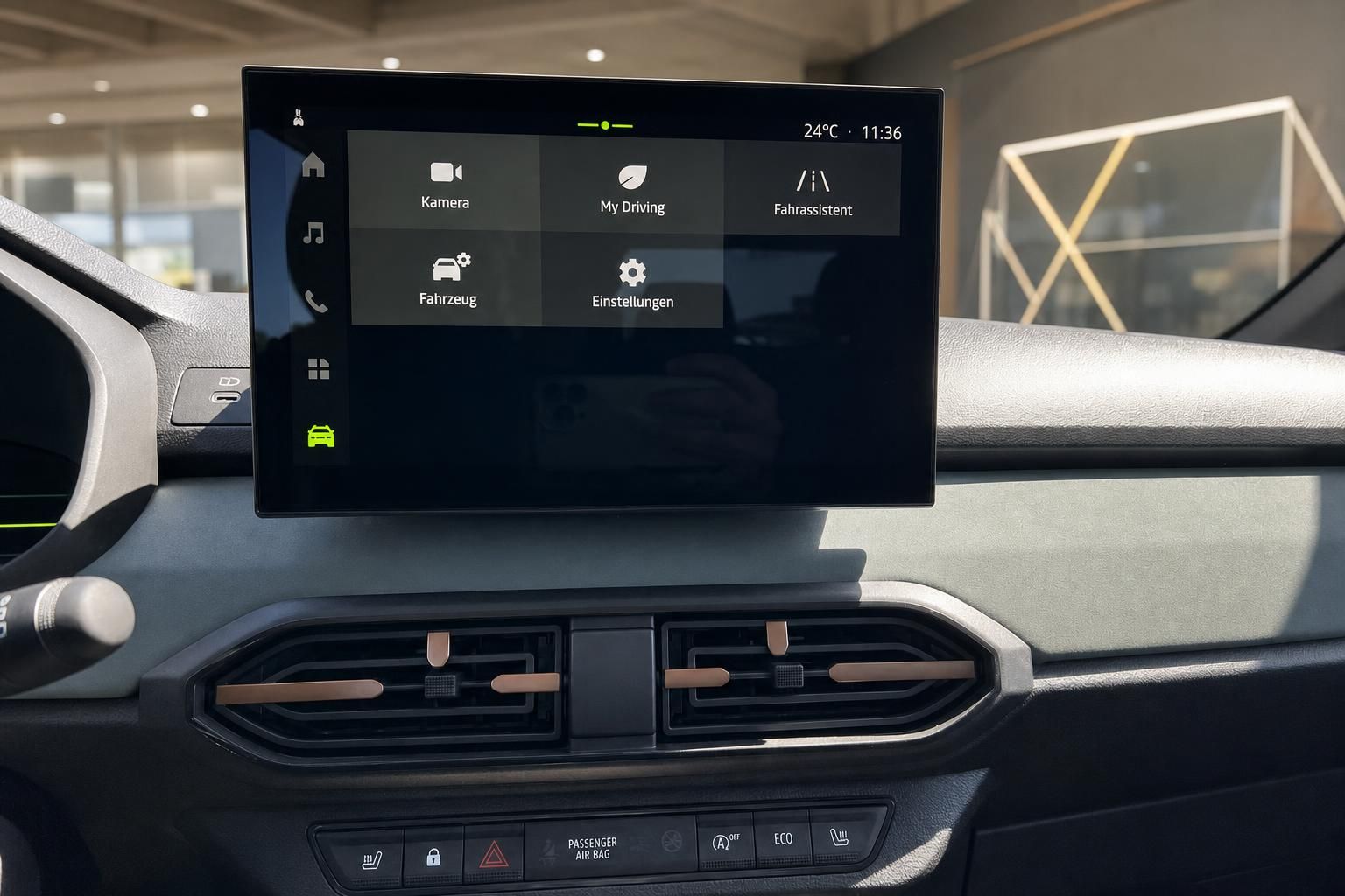 Fahrzeug Infotainment Display mit Menüführung und Klimasteuerung