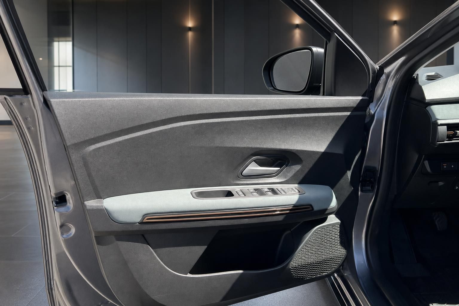 Auto Türverkleidung mit elektrischen Fensterhebern und modernem Design