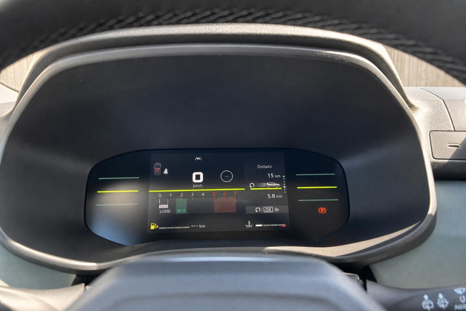 Digitales Kombiinstrument mit Eco-Anzeige und Geschwindigkeitsmesser im Fahrzeug-Cockpit
