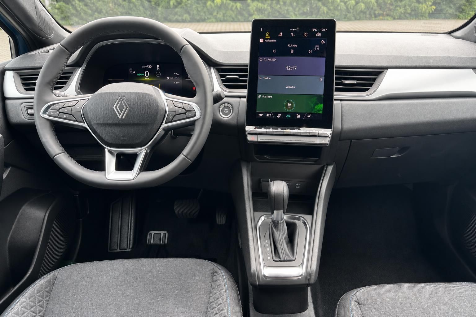Renault Cockpit mit Lenkrad, Touchscreen und Automatikschaltung