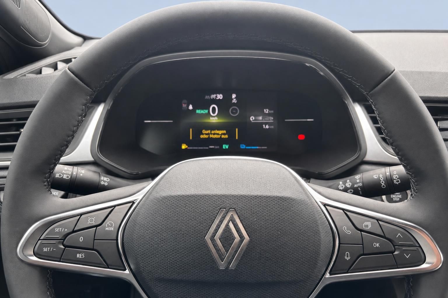 Renault Lenkrad mit digitalem Kombiinstrument und Bedienelementen