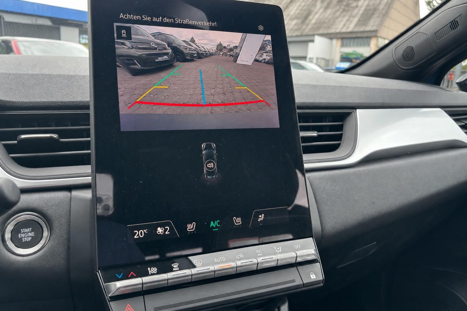 Rückfahrkamera Display mit Einparkhilfe im Fahrzeug Innenraum