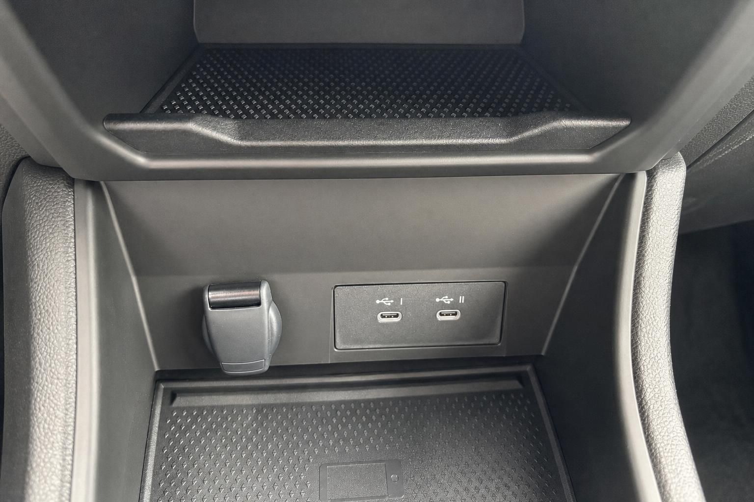 USB-C Anschlüsse und Ablagefach in der Mittelkonsole des Fahrzeugs