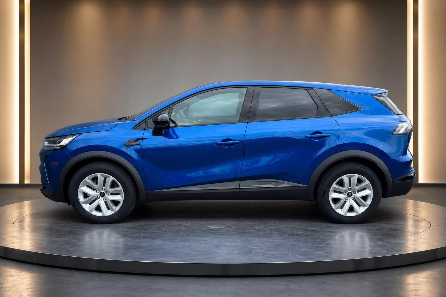 Renault Symbioz blau, Seitenansicht auf Drehbuehne im Showroom