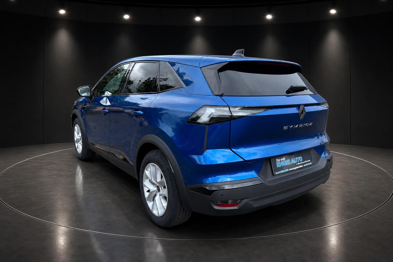 Renault Symbioz blau, Heckansicht mit Ruecklichtern auf Drehbuehne