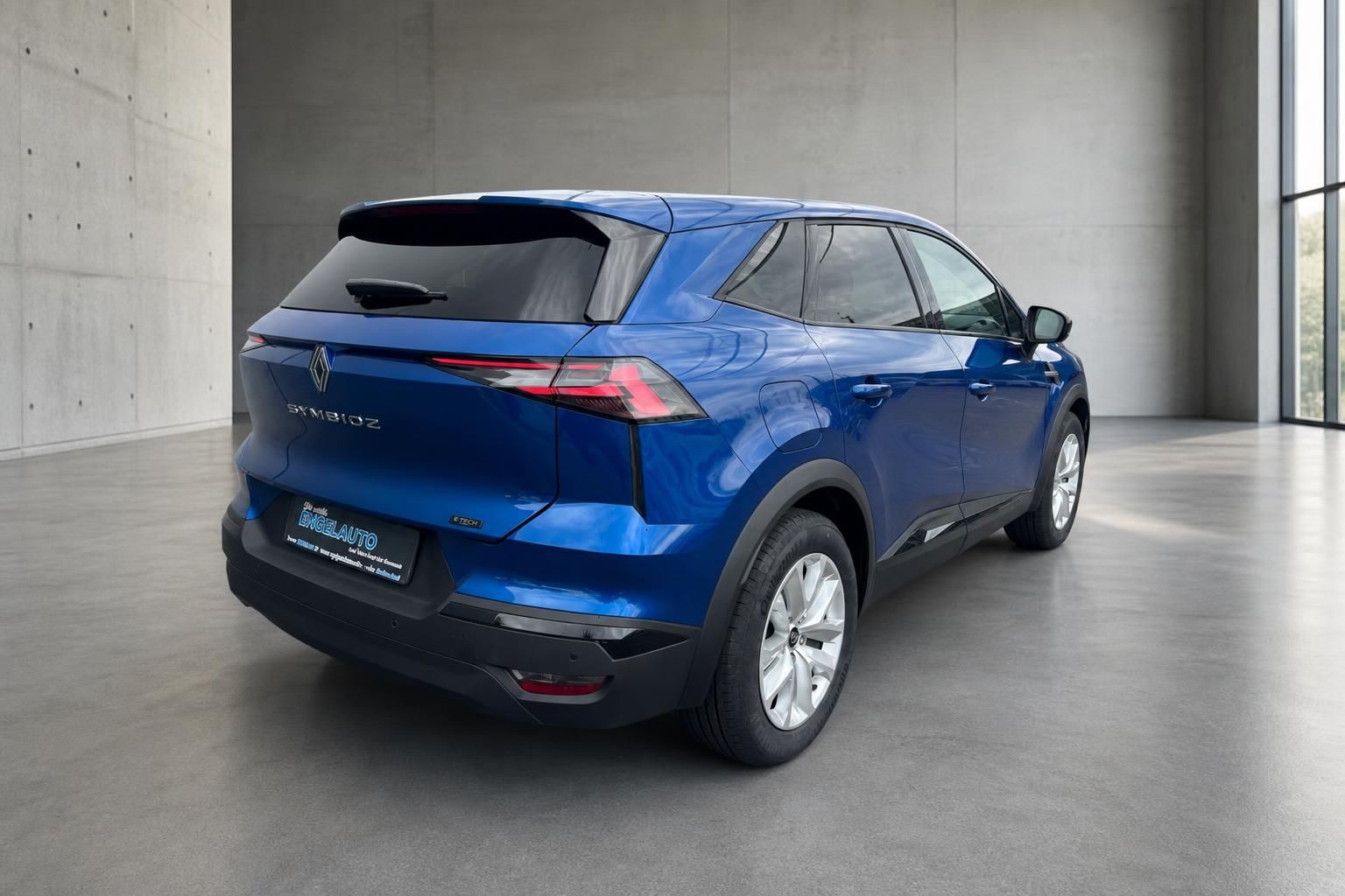 Renault Symbioz in Blau, Heckansicht schraeg im Showroom