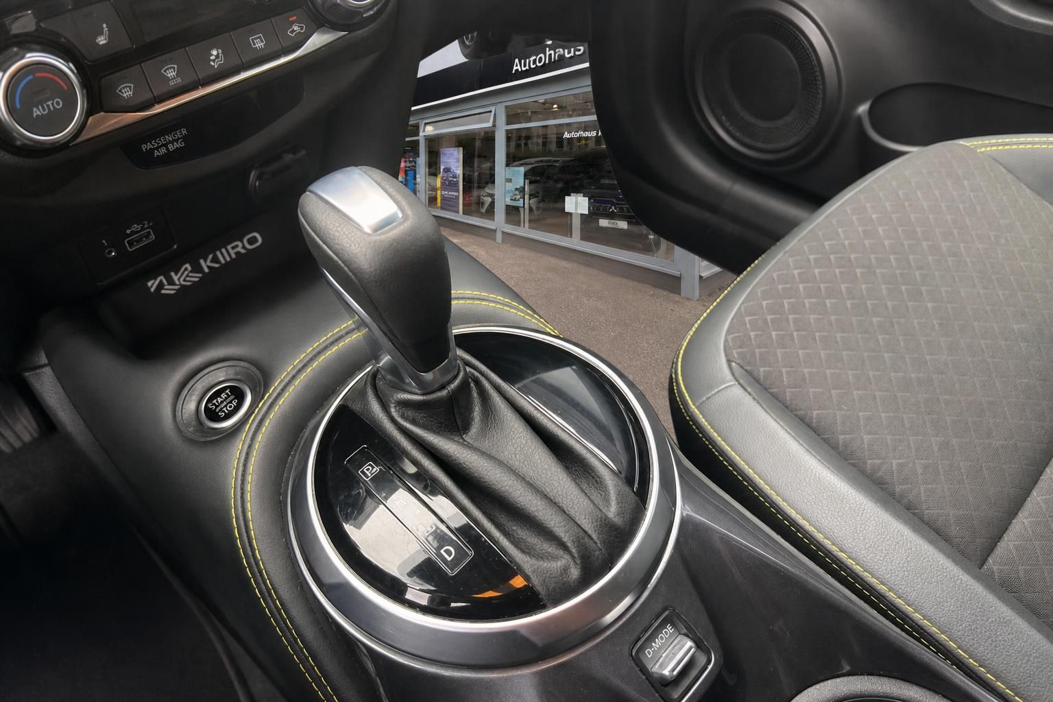 Nissan Juke Innenraum mit Automatikgetriebe, schwarzem Leder und gelben Ziernähten
