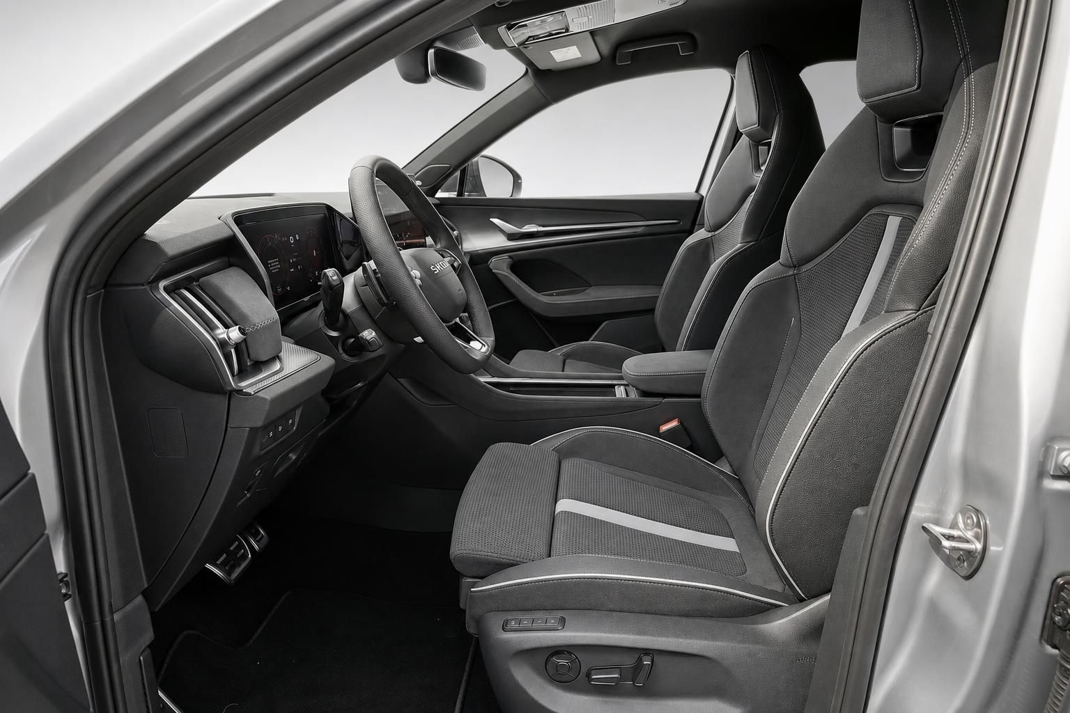 Skoda SUV Innenraum mit schwarzen Sportsitzen und Cockpit