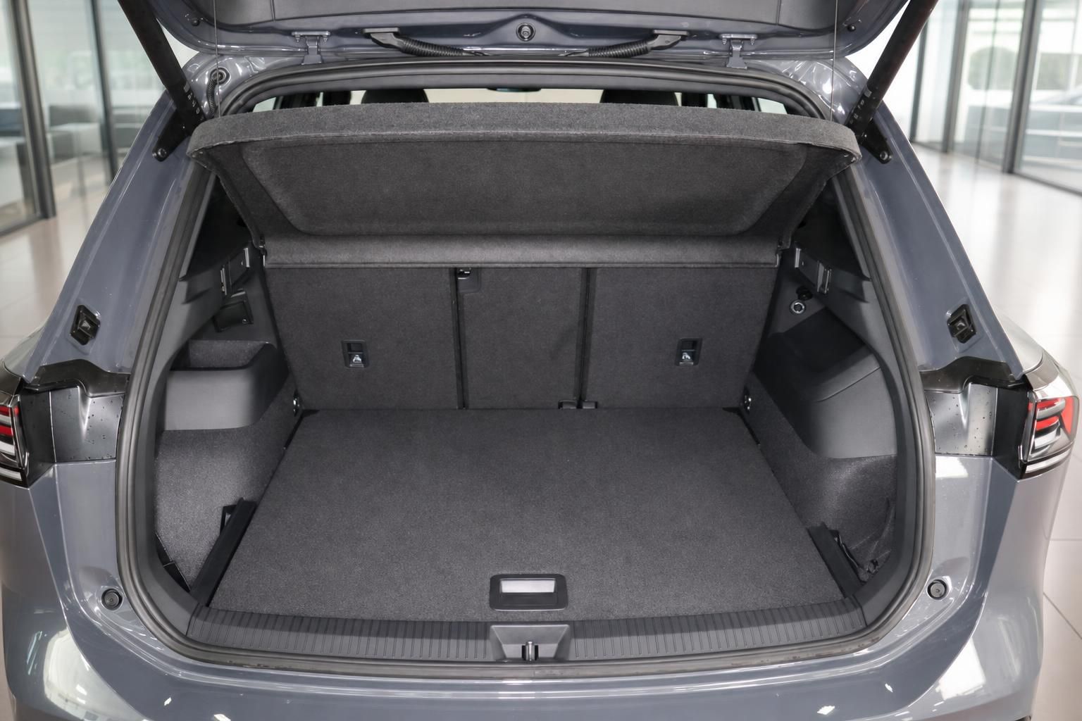 Geraeumiger Kofferraum eines VW SUV mit geoeffneter Heckklappe