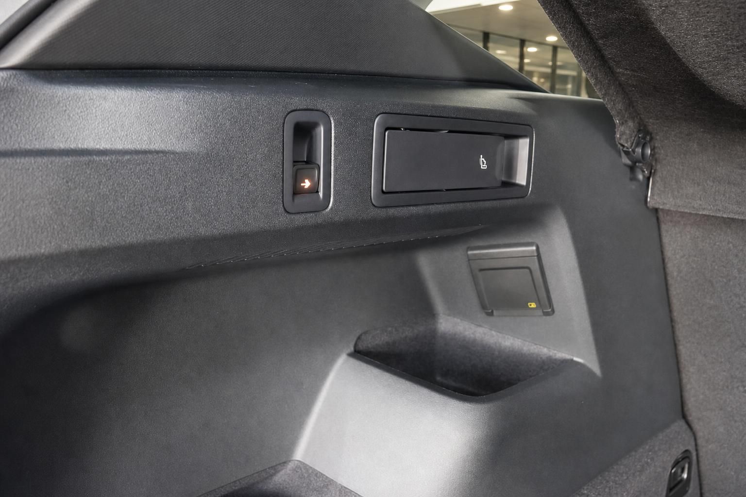 Kofferraum-Innenverkleidung mit Warndreieck-Fach im VW Tiguan