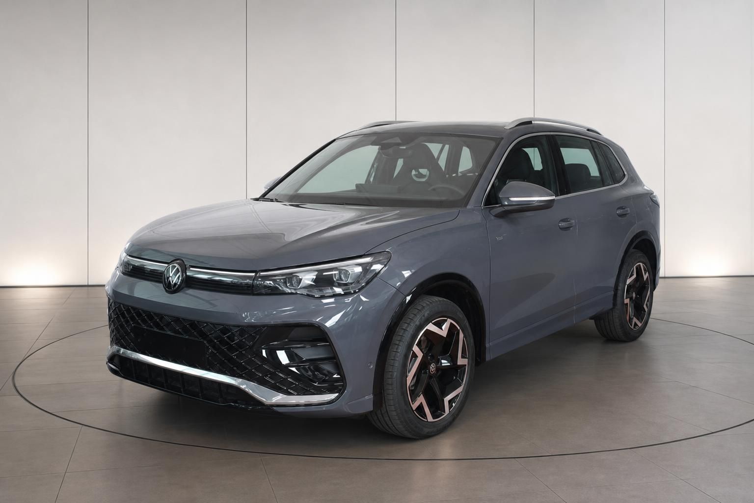 VW Tiguan GTS in grau, Frontansicht schräg im Showroom