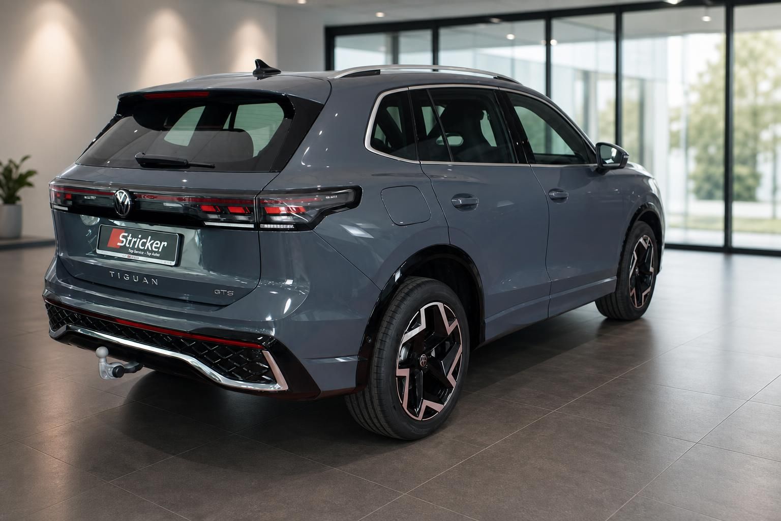 VW Tiguan GTS grau, Heckansicht mit Anhängerkupplung