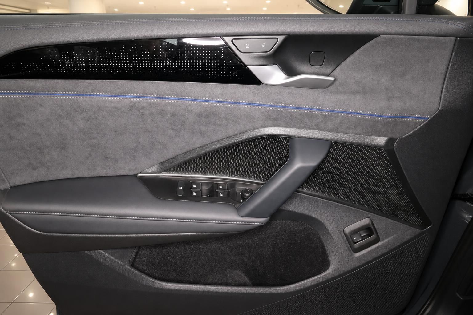 VW Tiguan Innenraum, Türverkleidung mit Fensterheber-Bedienung