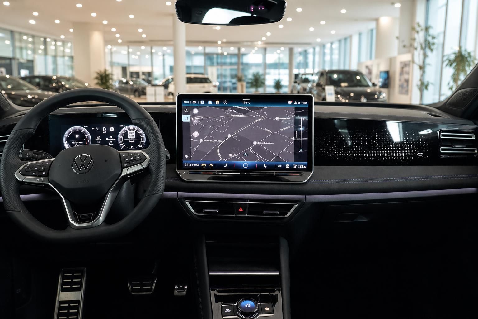VW Cockpit mit Lenkrad, digitalem Tacho und Navigationsdisplay im Autohaus