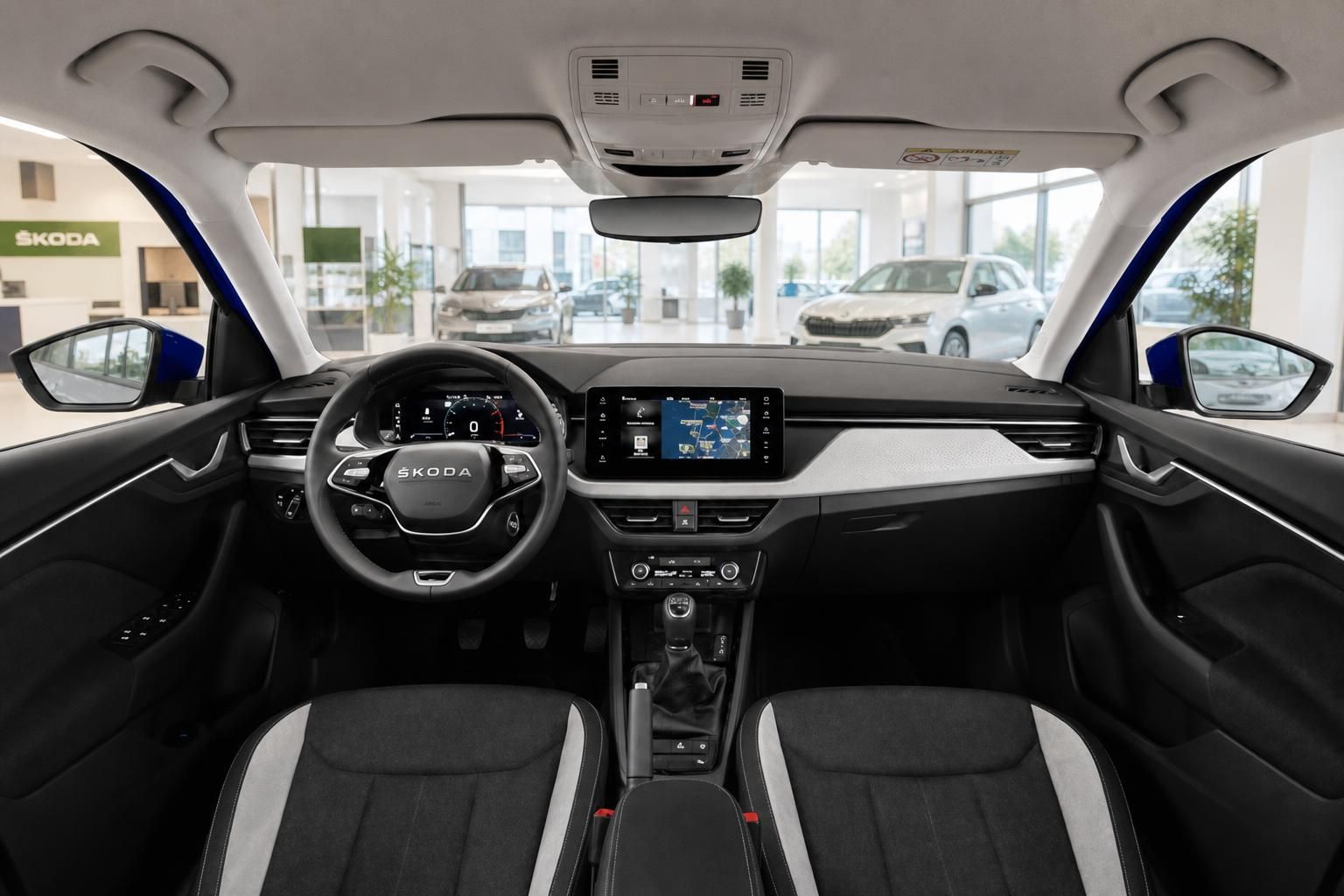 Skoda Innenraum mit Cockpit, Lenkrad und Infotainment-Display im Autohaus