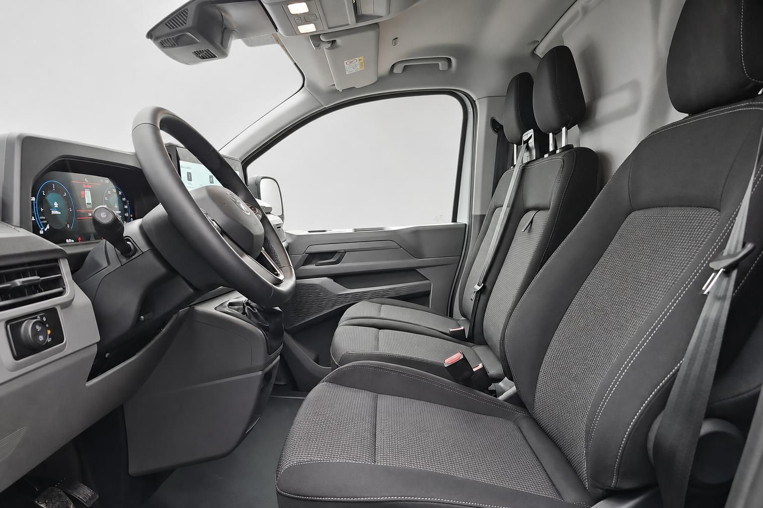 Fahrersitz und Lenkrad im Innenraum des VW Transporter Kastenwagens