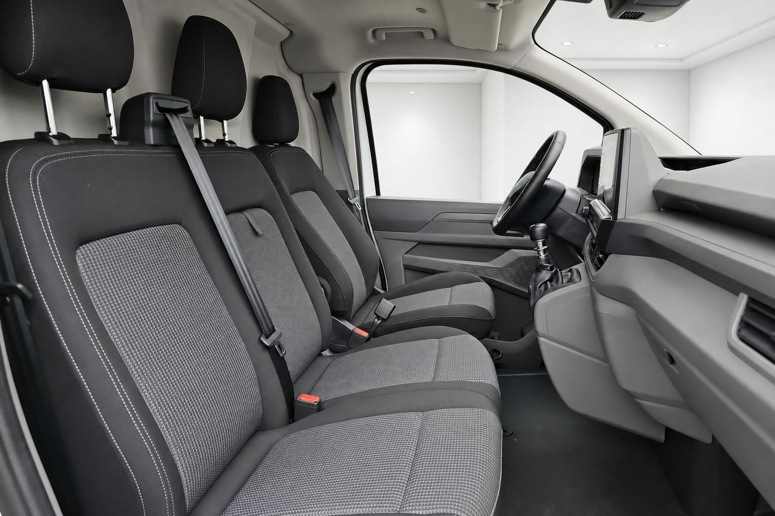 Innenraum VW Transporter mit Vordersitzen und Cockpit von der Beifahrerseite