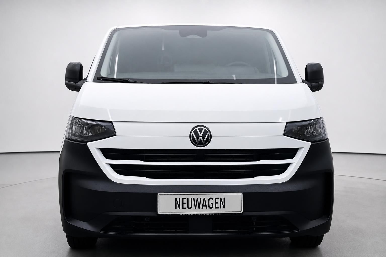 VW Transporter weiß Frontansicht mit VW Logo und Kühlergrill