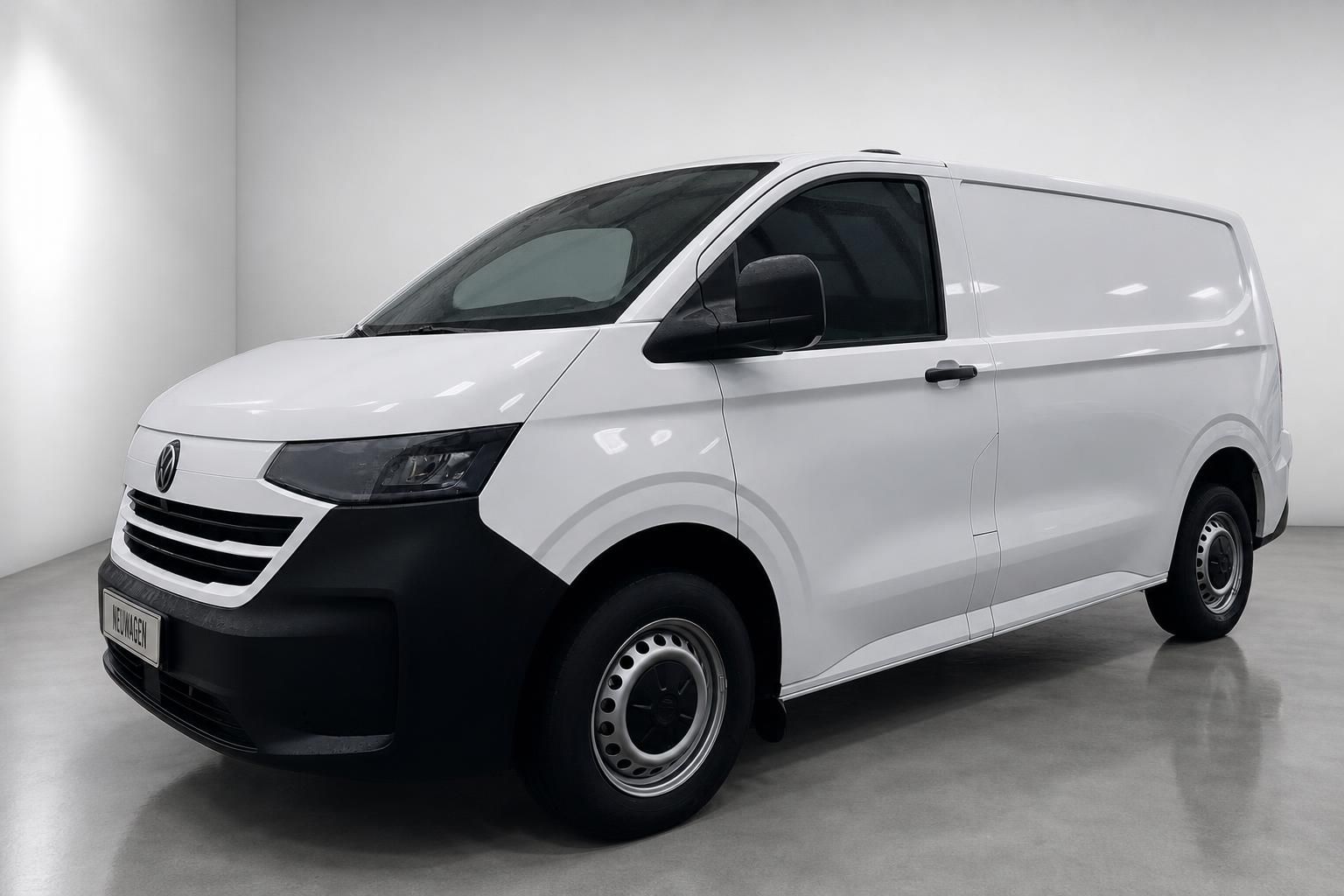 VW Transporter weiß Frontansicht schräg im Showroom