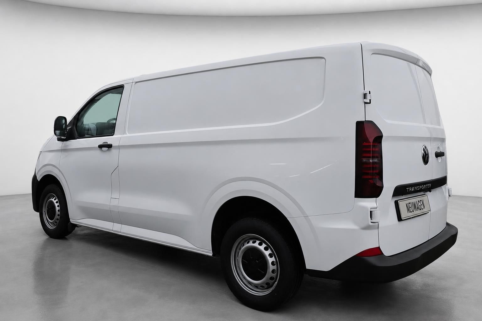 VW Transporter weiß Heckansicht seitlich Kastenwagen Studio