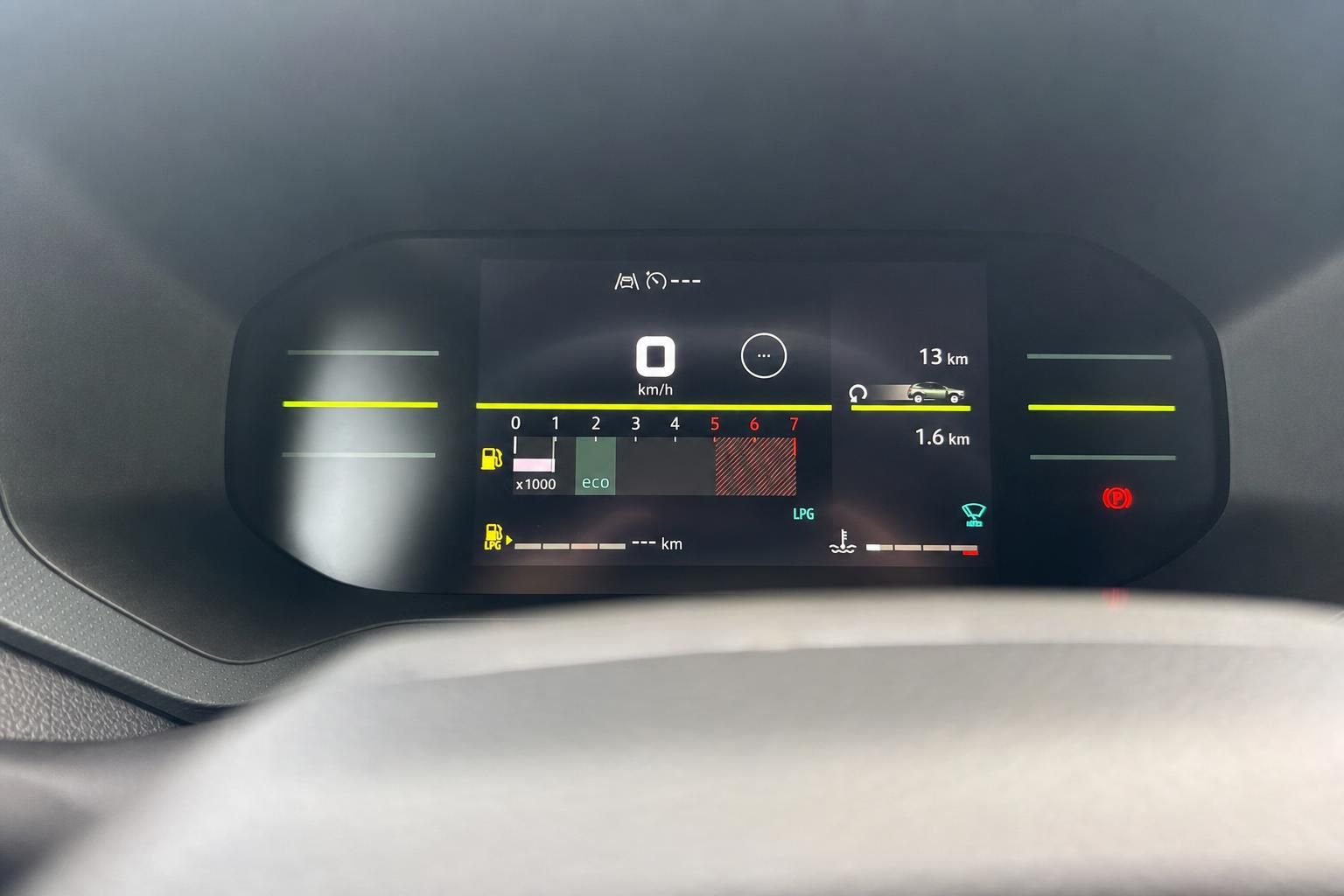 Dacia Duster digitales Kombiinstrument mit Eco-Anzeige und Fahrassistenz - modernes Display