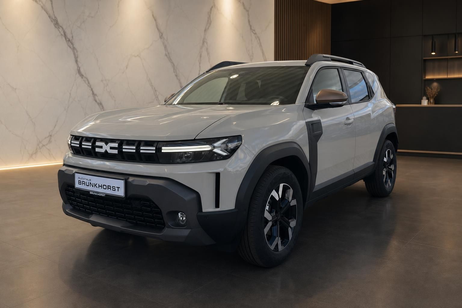 Dacia SUV Schrägansicht grau - Autohaus Brunkhorst moderner Kompakt-SUV im Showroom