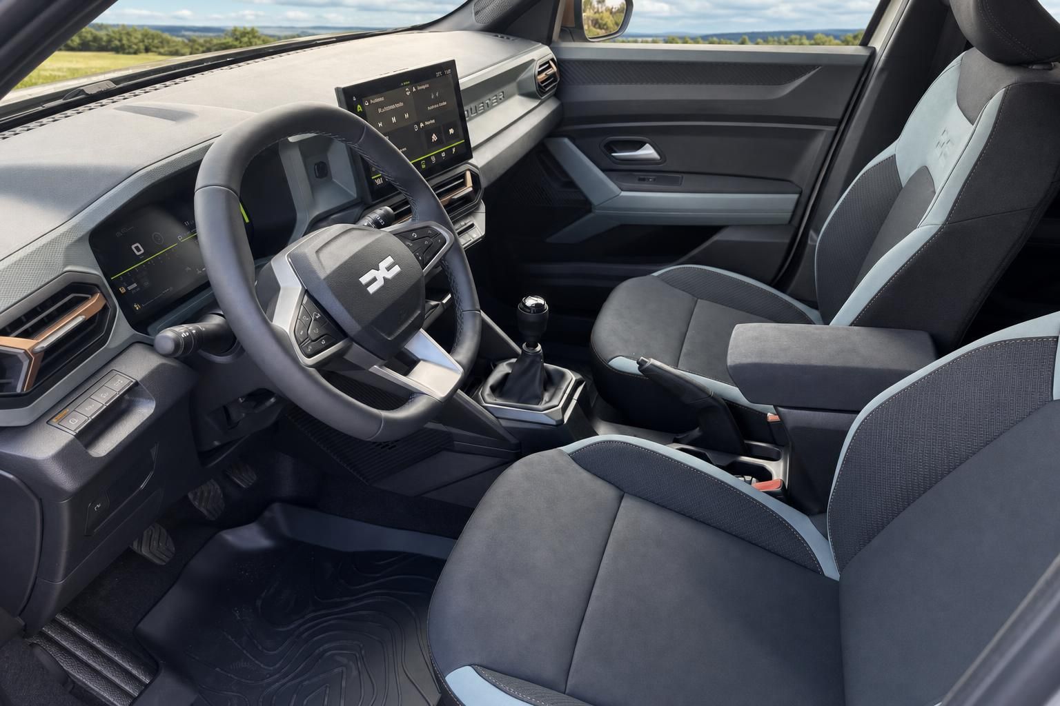 Dacia Innenraum vorne - Fahrer- und Beifahrersitz mit Schaltgetriebe und Mittelkonsole
