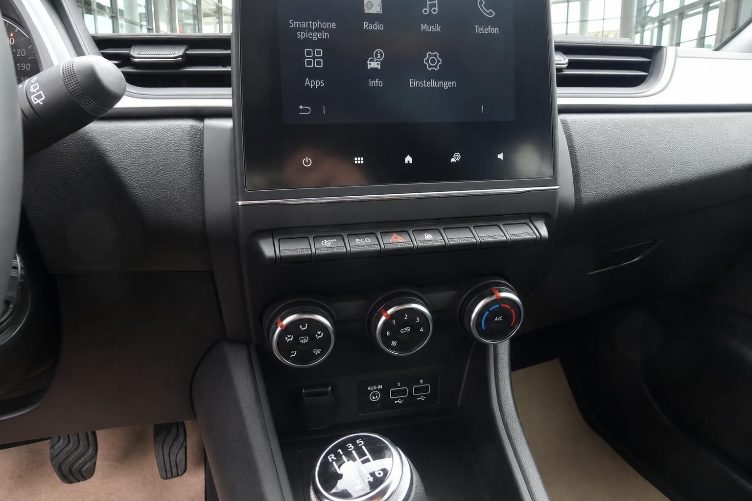 Mitsubishi ASX Mittelkonsole mit Touchscreen, Klimabedienung, Schaltgetriebe und USB-Anschlüssen