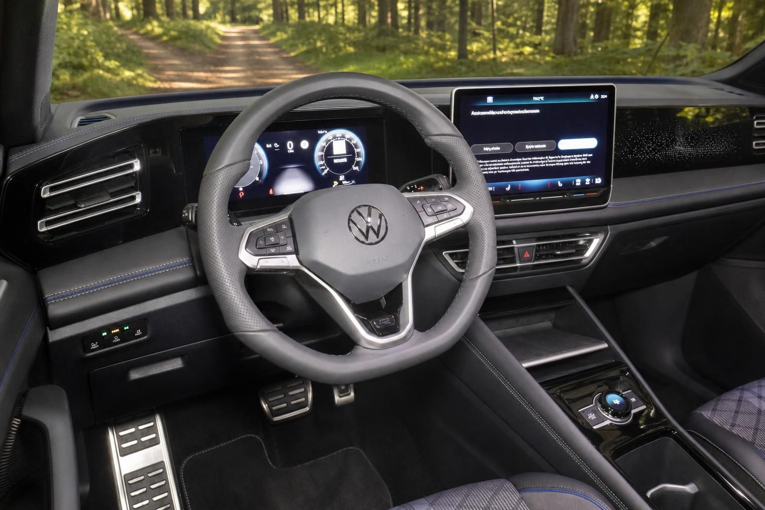 VW Cockpit mit Lenkrad, Digitaltacho und Infotainment-Display