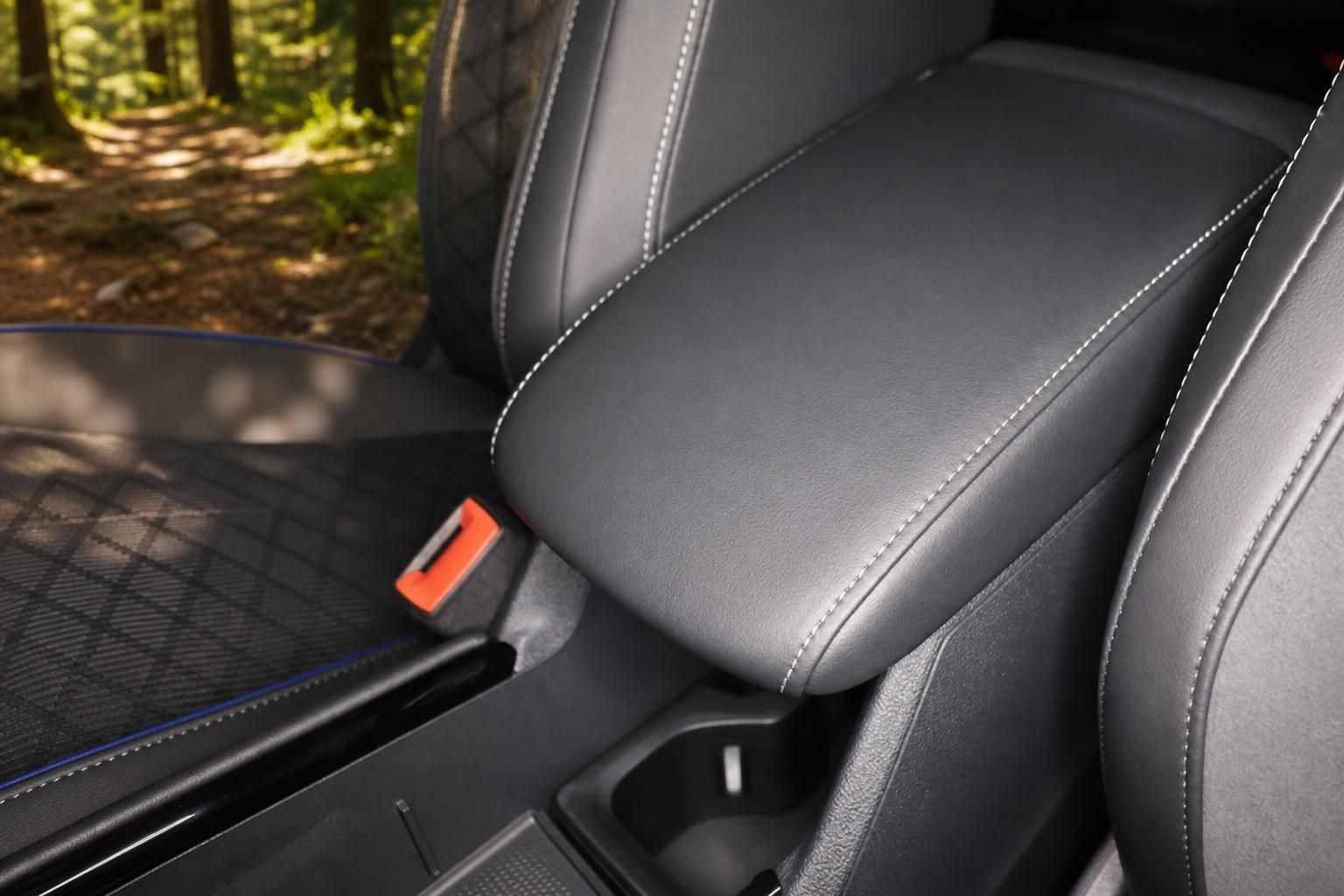 VW Mittelarmlehne und Sitzdetail in schwarzem Leder