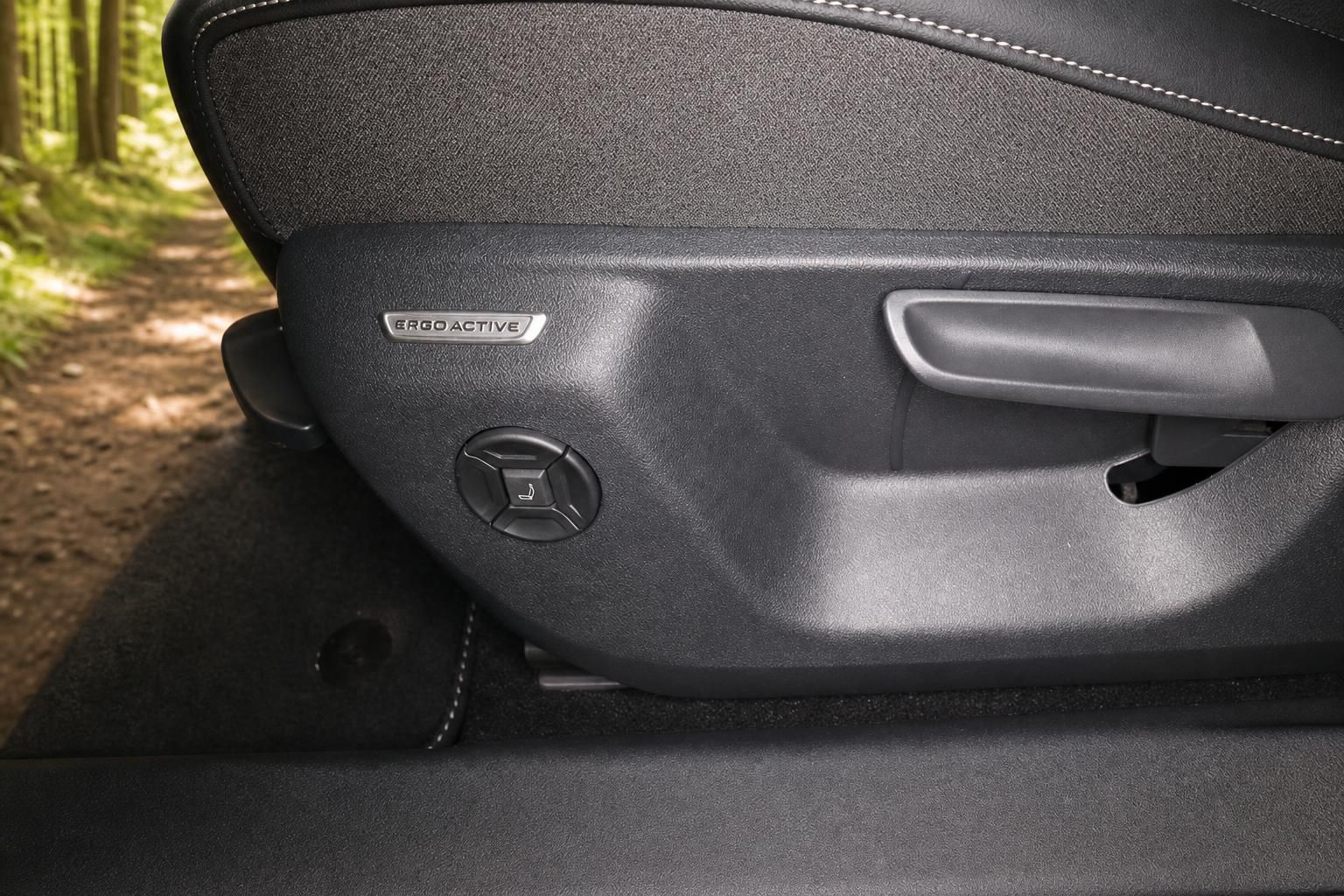 Sitzverstellung mit Ergo Active Funktion im Fahrzeuginnenraum