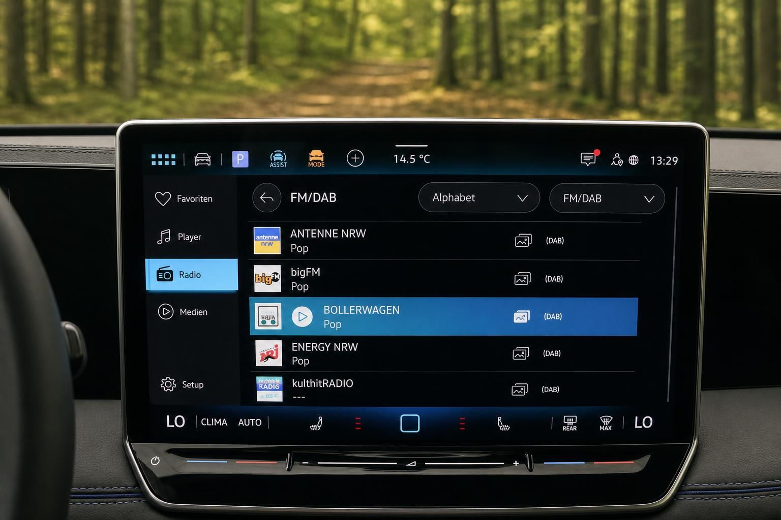 VW Tiguan Infotainment Bildschirm mit Radiosender-Liste