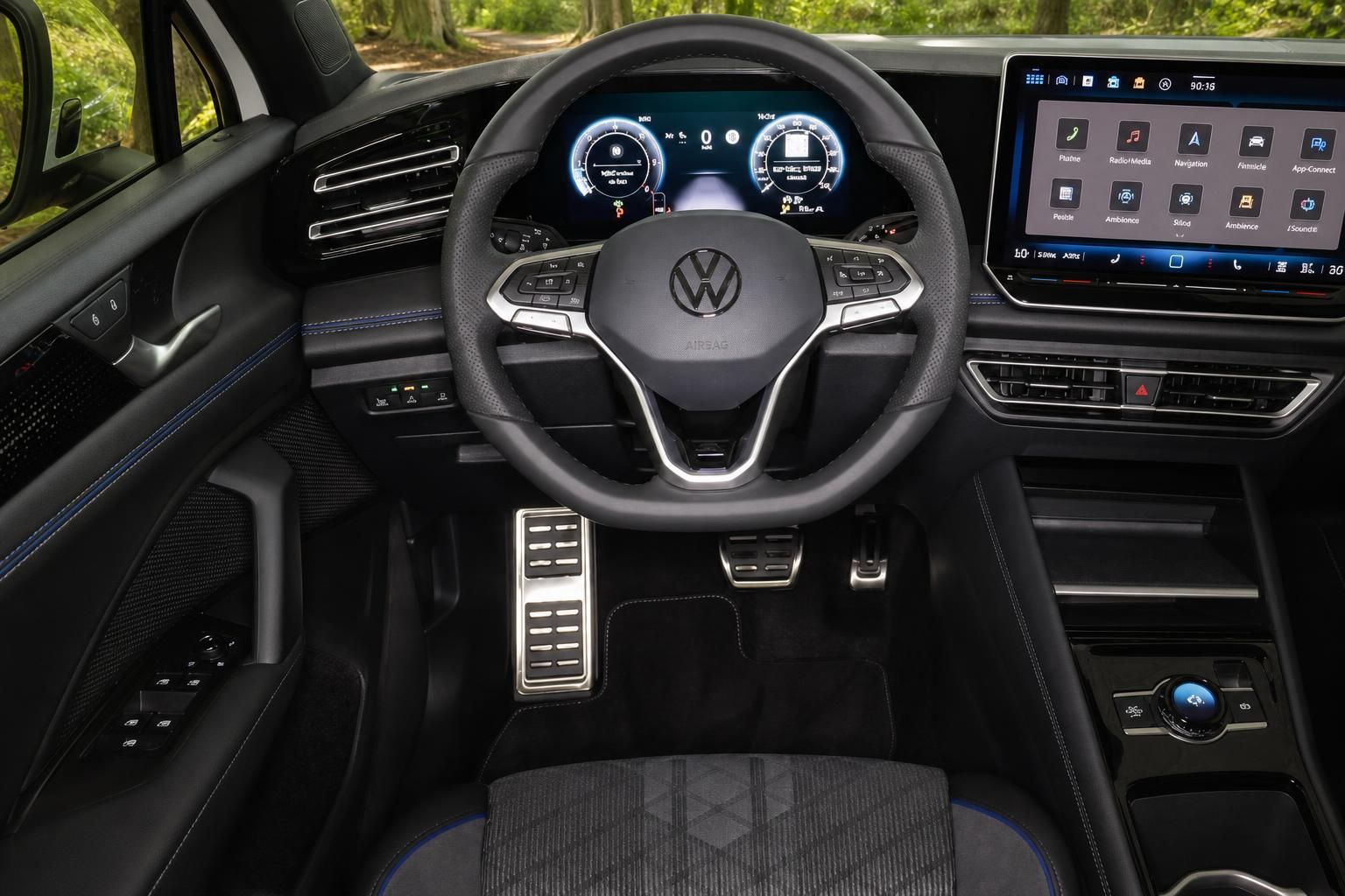 VW Fahrerarbeitsplatz mit Lenkrad und Touchscreen im Detail