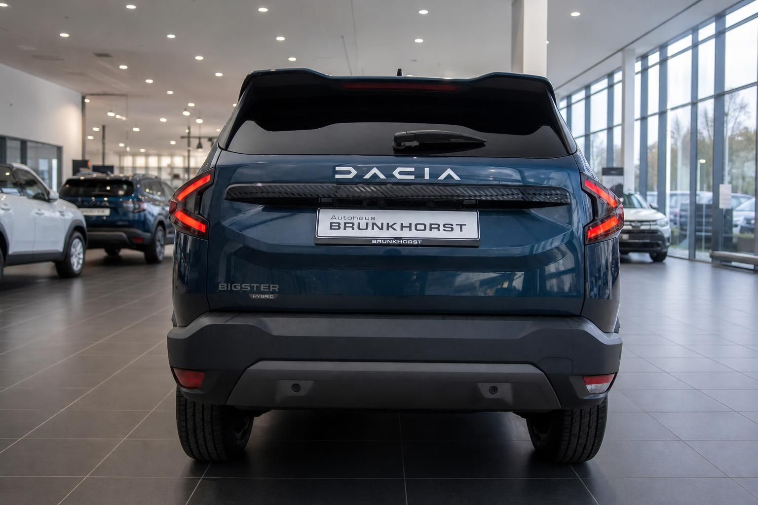Dacia Bigster Heckansicht mit LED-Rückleuchten und Autohaus Brunkhorst Kennzeichenhalter