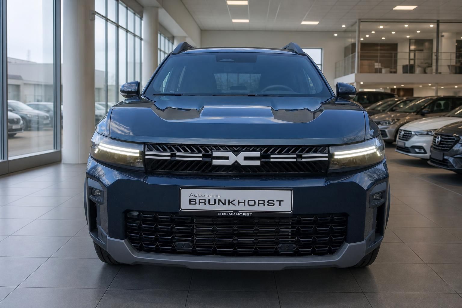 Dacia SUV Frontansicht mit LED-Scheinwerfern und markanter Kühlergrill-Gestaltung