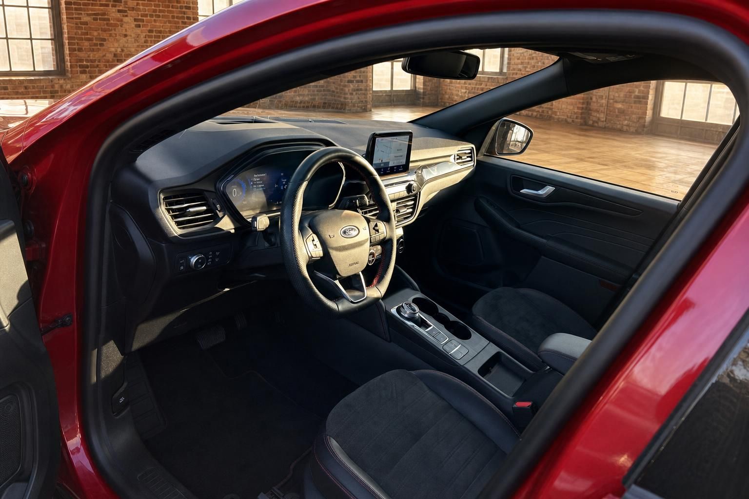 Ford Kuga Innenraum – Cockpit mit Lenkrad, Touchscreen-Navigation und schwarzen Sitzen