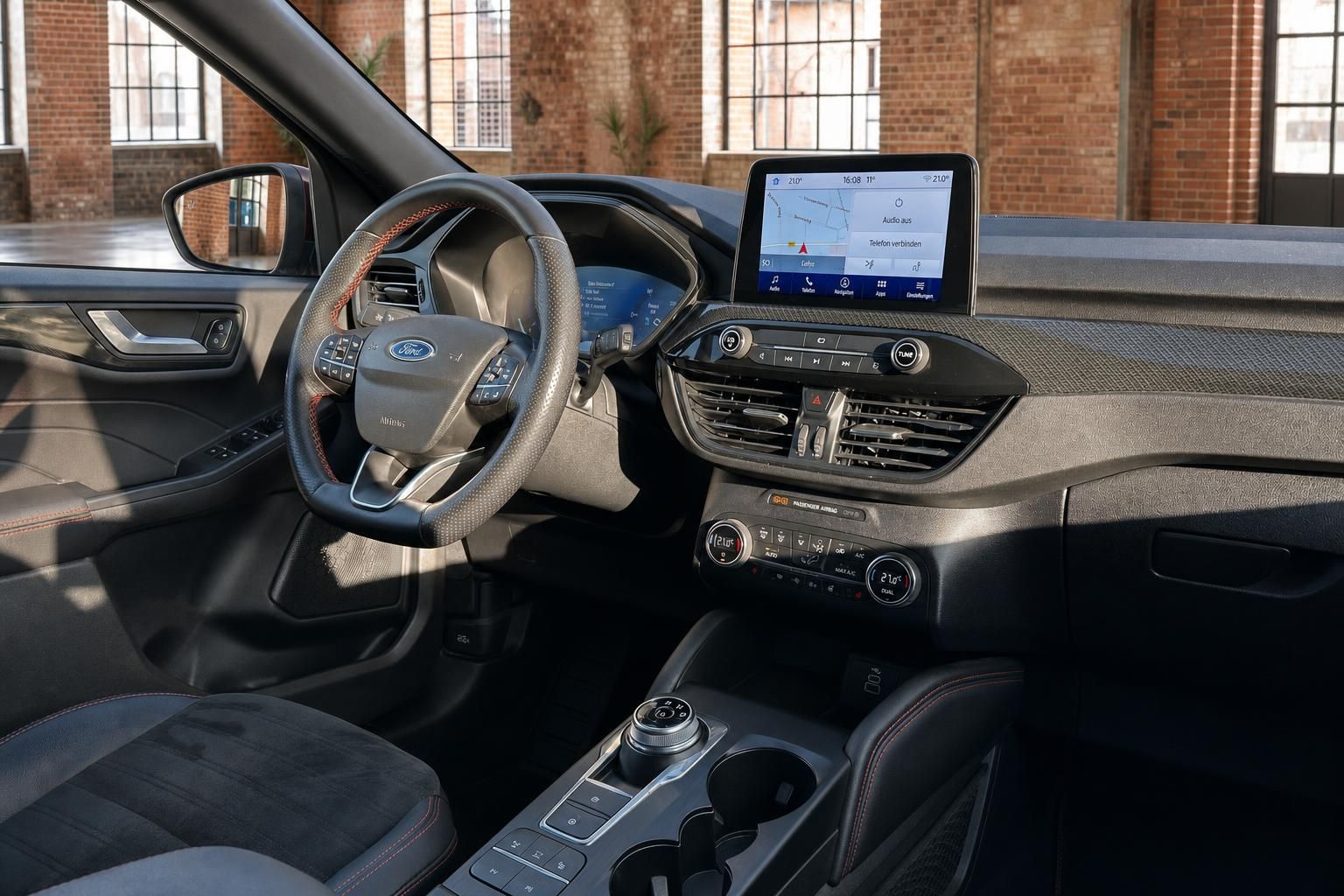 Ford Cockpit mit Touchscreen-Navigation, Lenkrad und Klimaautomatik-Bedienfeld