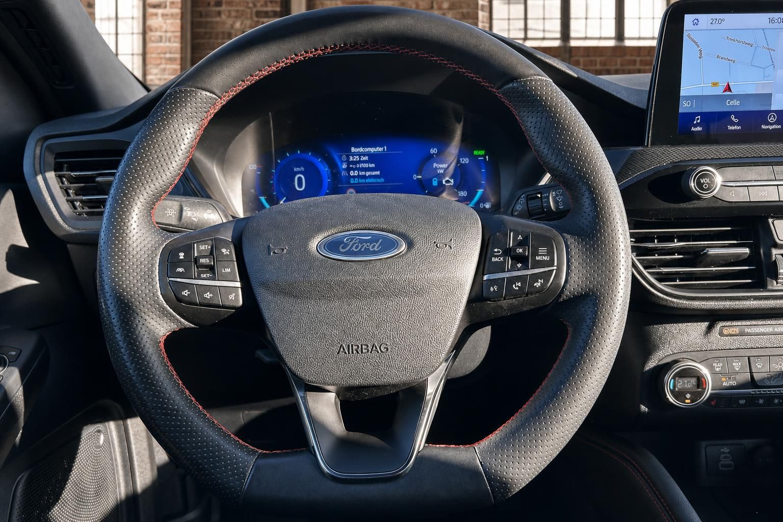 Ford Lenkrad Detailansicht mit Multifunktionstasten, Airbag und digitalem Tachodisplay