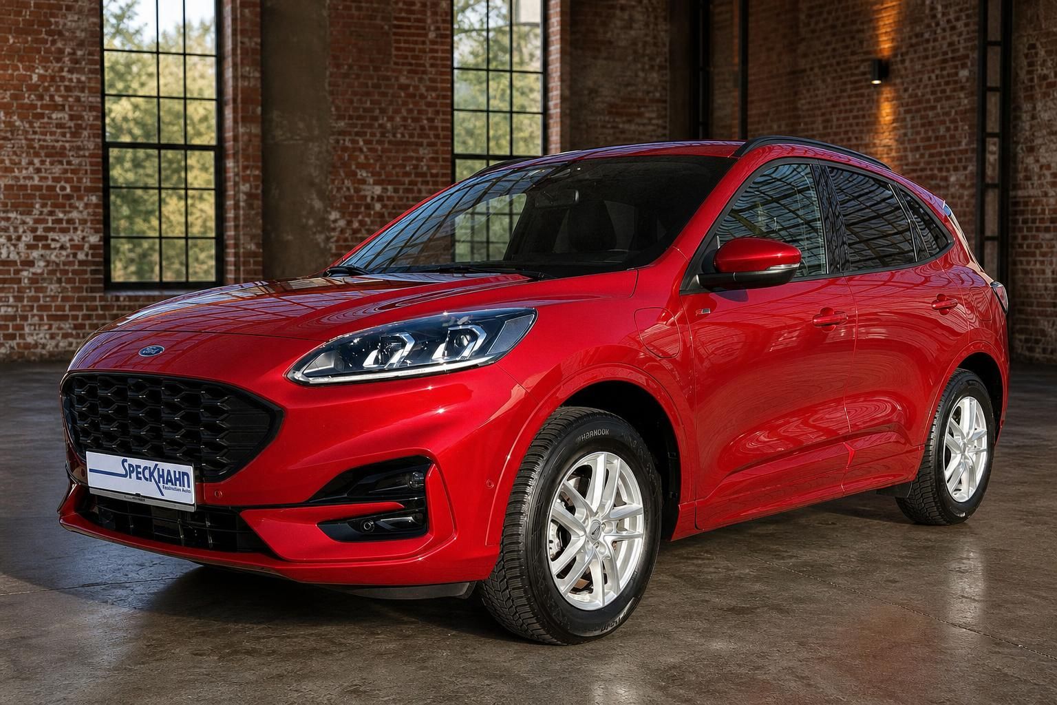 Ford Kuga Hybrid rot Frontansicht schräg in Industriehalle bei Speckhahn