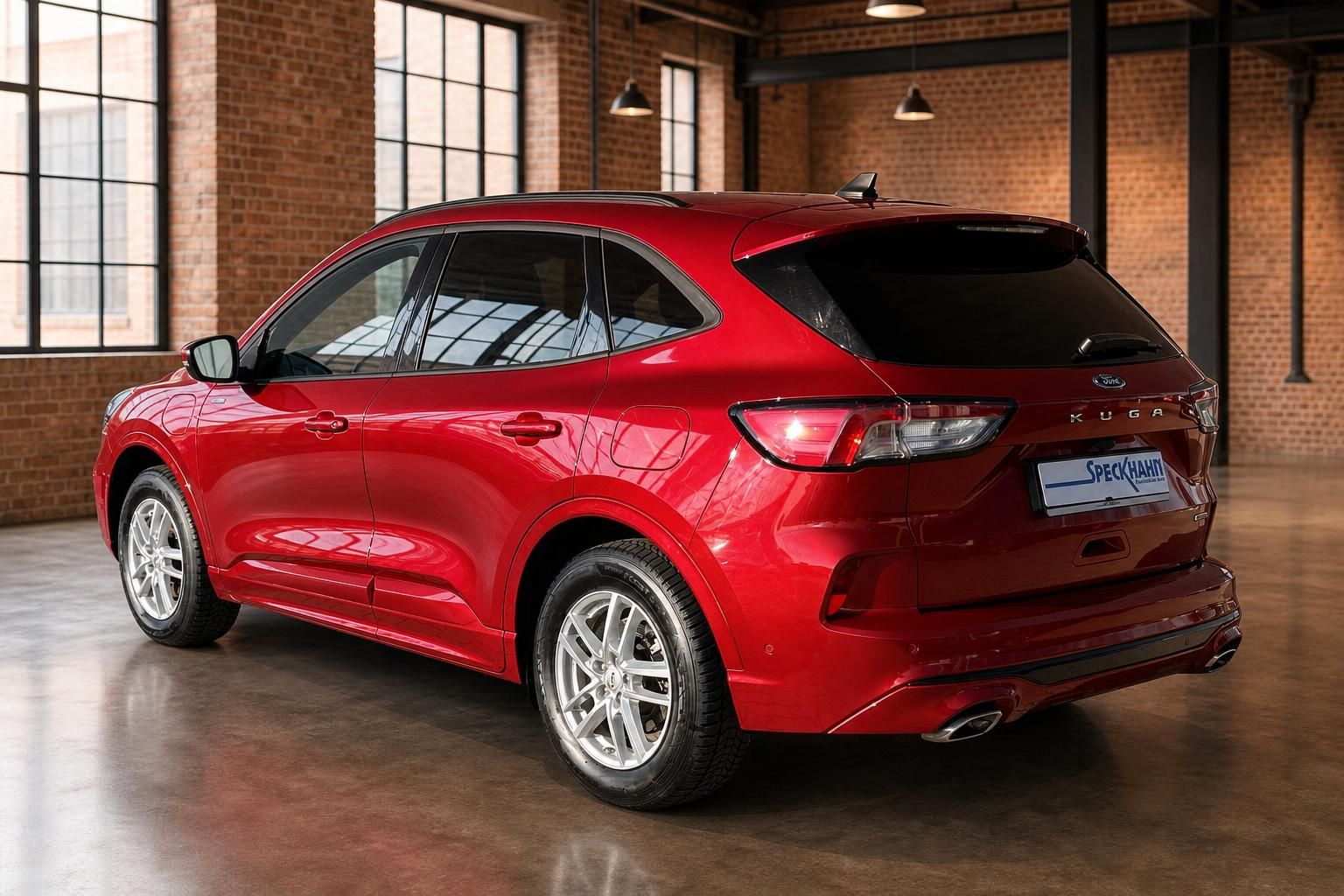 Ford Kuga Hybrid rot Heckansicht schräg links in Industriehalle