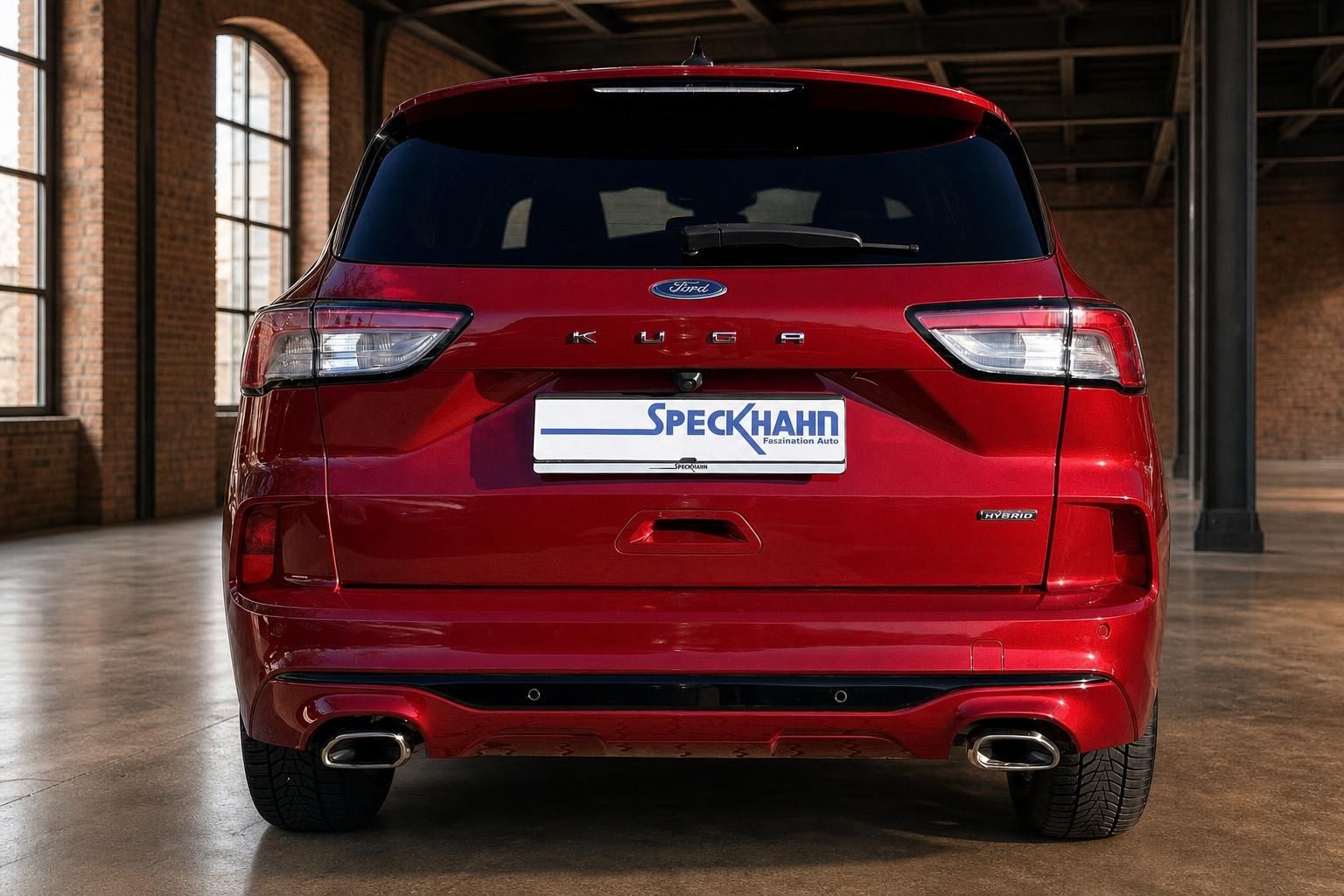 Ford Kuga Hybrid rot direkte Heckansicht in Industriehalle bei Speckhahn