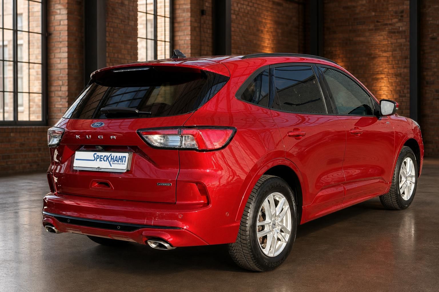 Ford Kuga Hybrid rot Heckansicht schräg rechts in Industriehalle